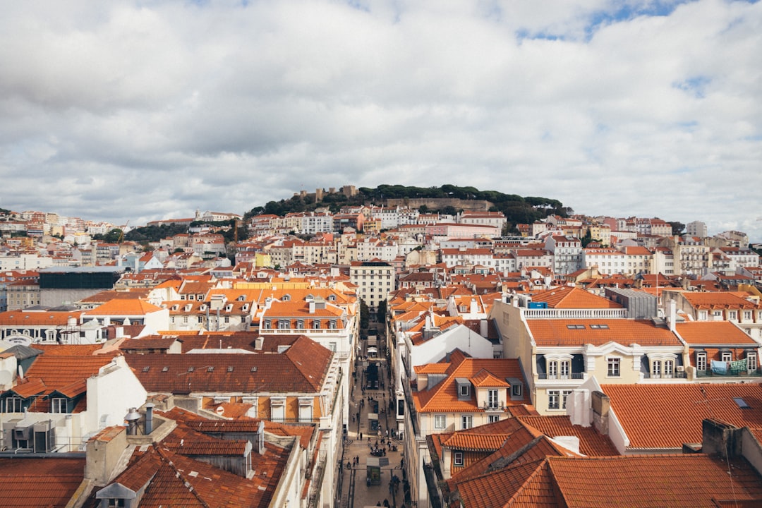 Jak znaleźć tani lot do Portugalii?