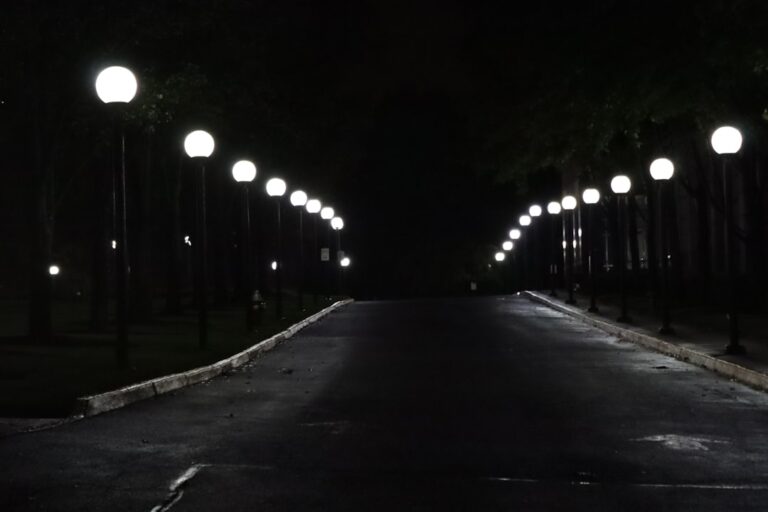 Lizbona pieszo nocą – trasy spacerowe w świetle lamp i księżyca