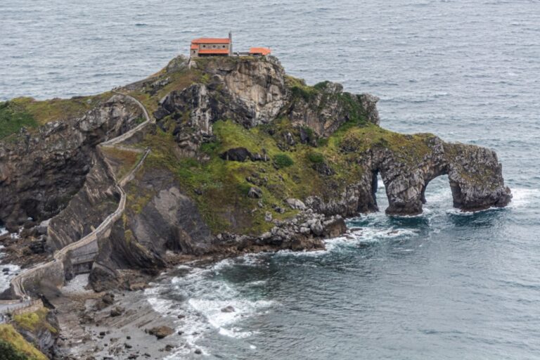 Portugalskie wyspy dla miłośników przyrody – obserwacja ptaków i rejsy w głąb oceanu