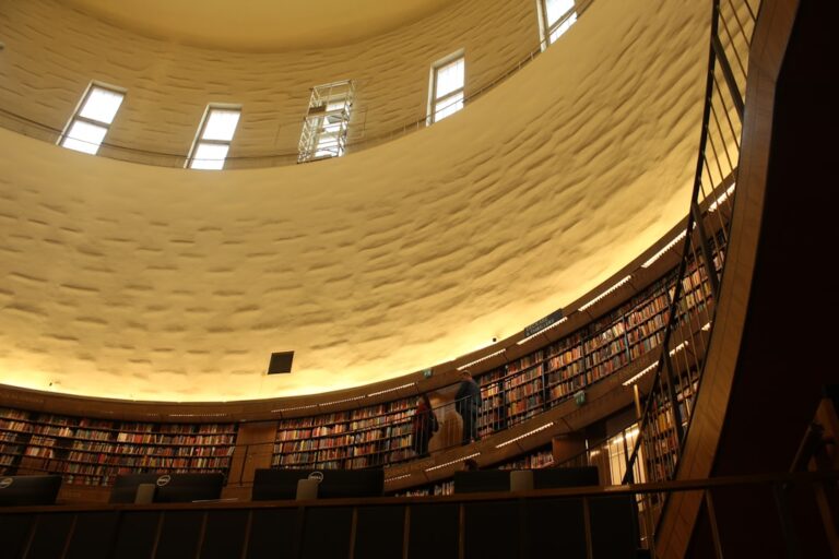 Biblioteka Lello w Porto: Czy warto stać w kolejce?