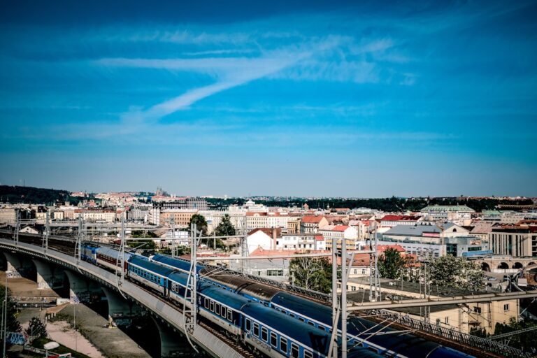 Jak dojechać z lotniska w Porto do centrum? Poradnik krok po kroku